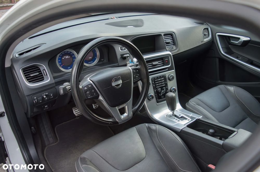 Volvo V60 D4 Geartronic RDesign - 16