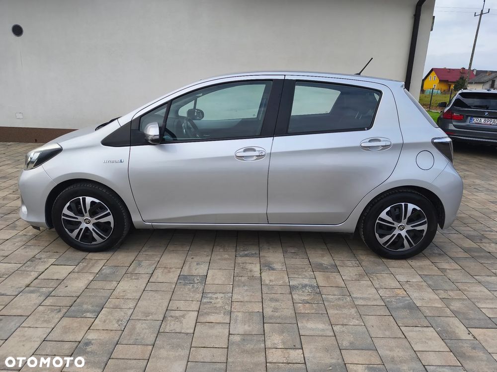 Toyota Yaris Hybrid 100 Sol - 4