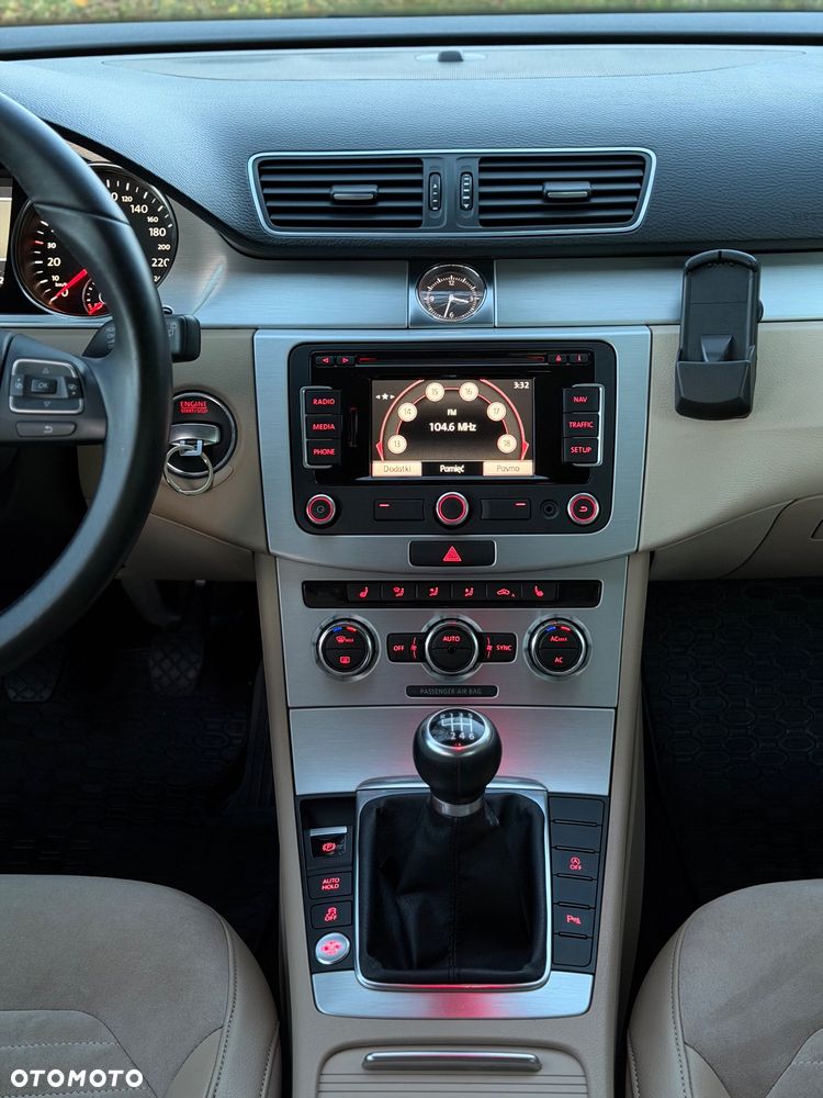 Volkswagen Passat - 14
