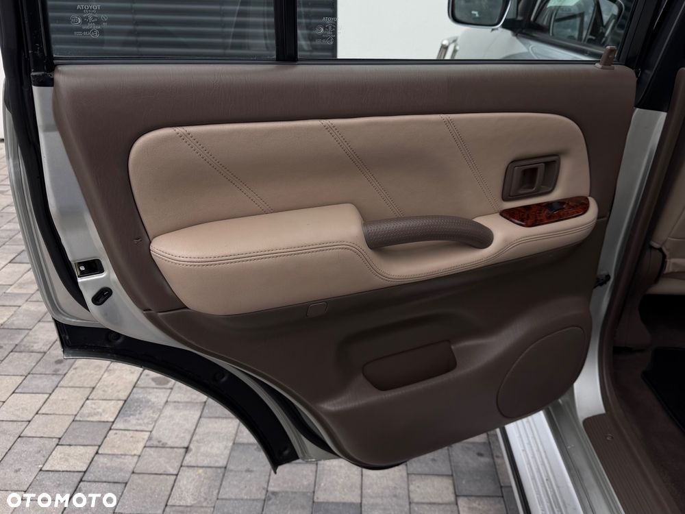 Toyota Land Cruiser - 36