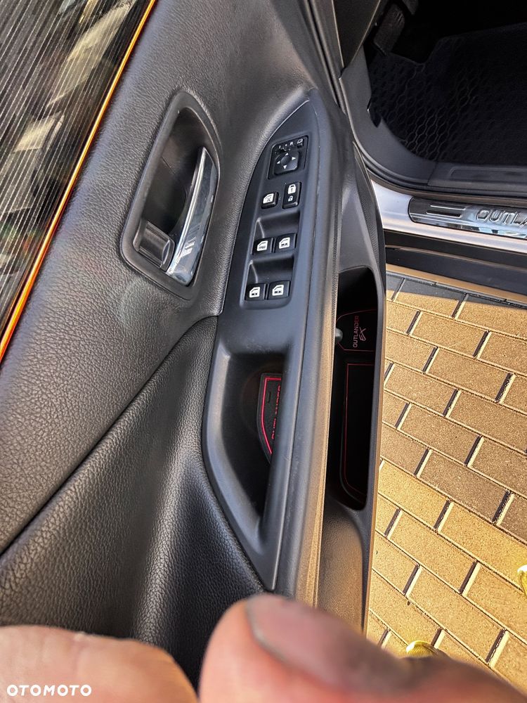 Mitsubishi Outlander 2.0 Intense + Navi 4WD CVT - 25