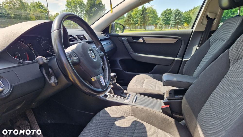 Volkswagen Passat - 11