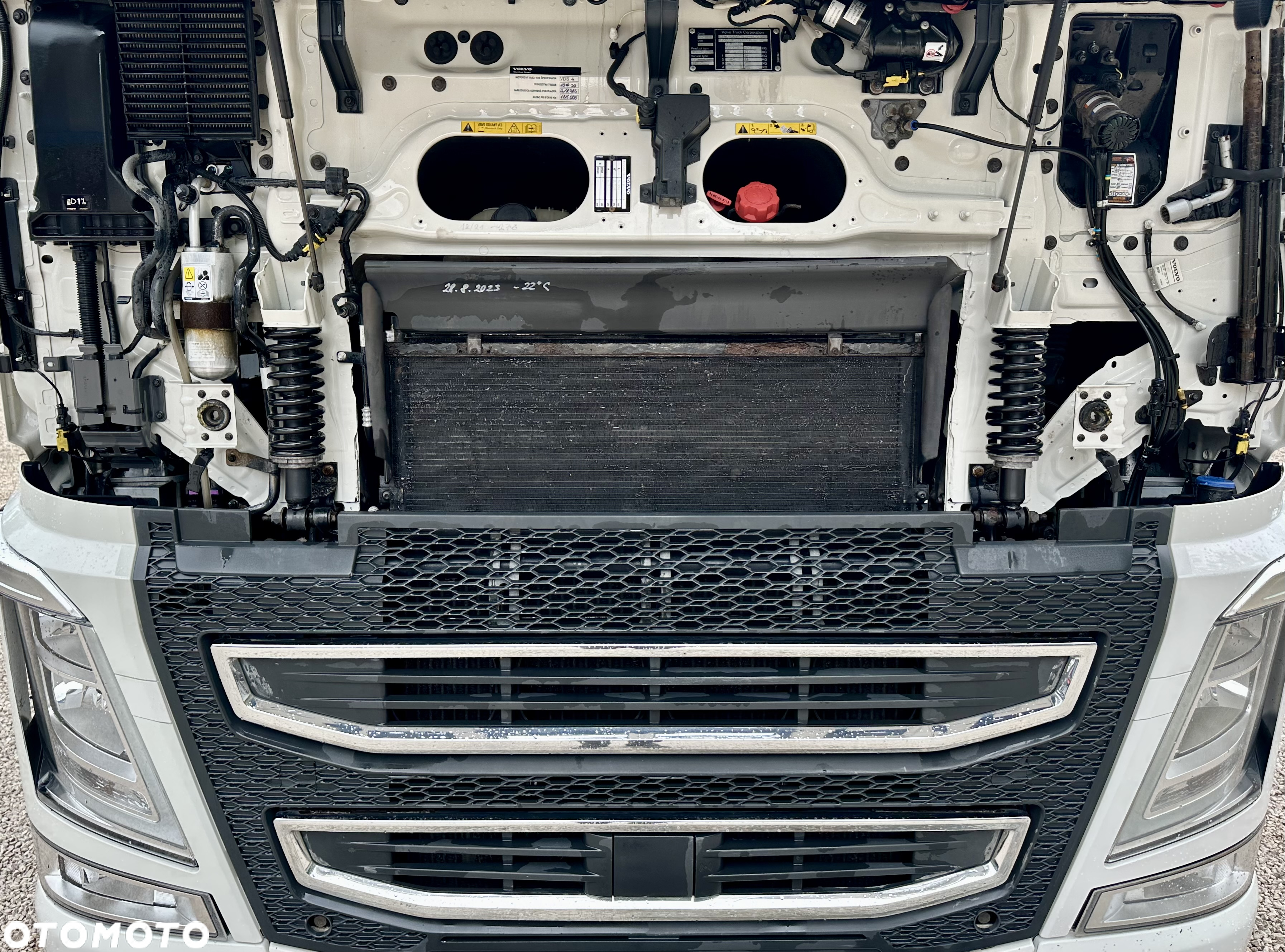 Volvo FH500 GLOB XL AUTOMAT FULLSPOJLERY KLIMA SKÓRA LED LODÓWKA 2xALUTANK EURO 6 2015r ŁADNY - 9