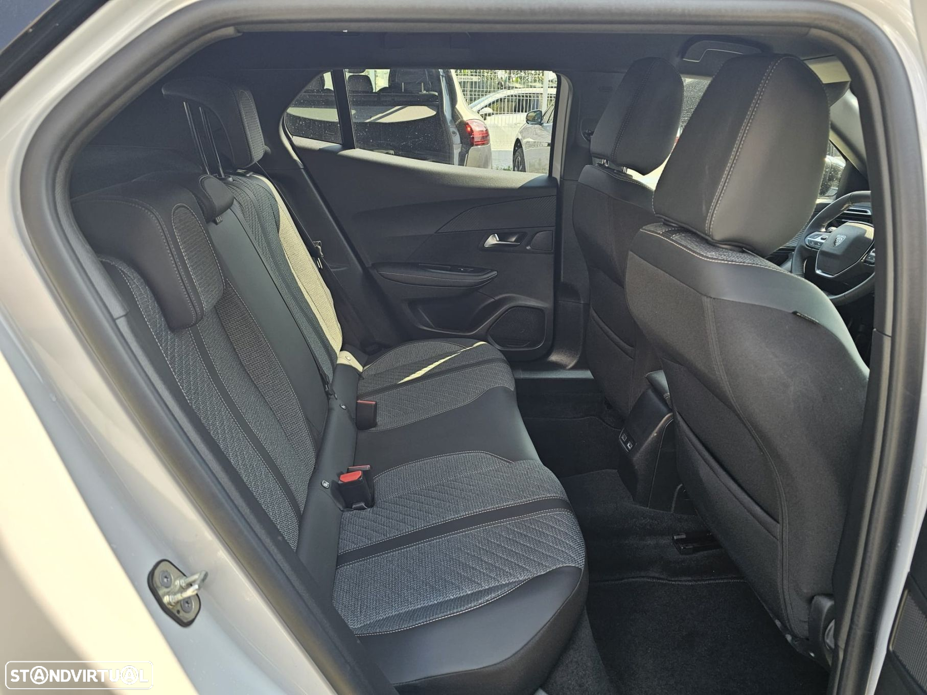 Peugeot 2008 1.2 PureTech Allure Pack EAT8 - 9
