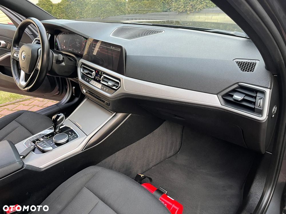 BMW Seria 3 320i xDrive - 27