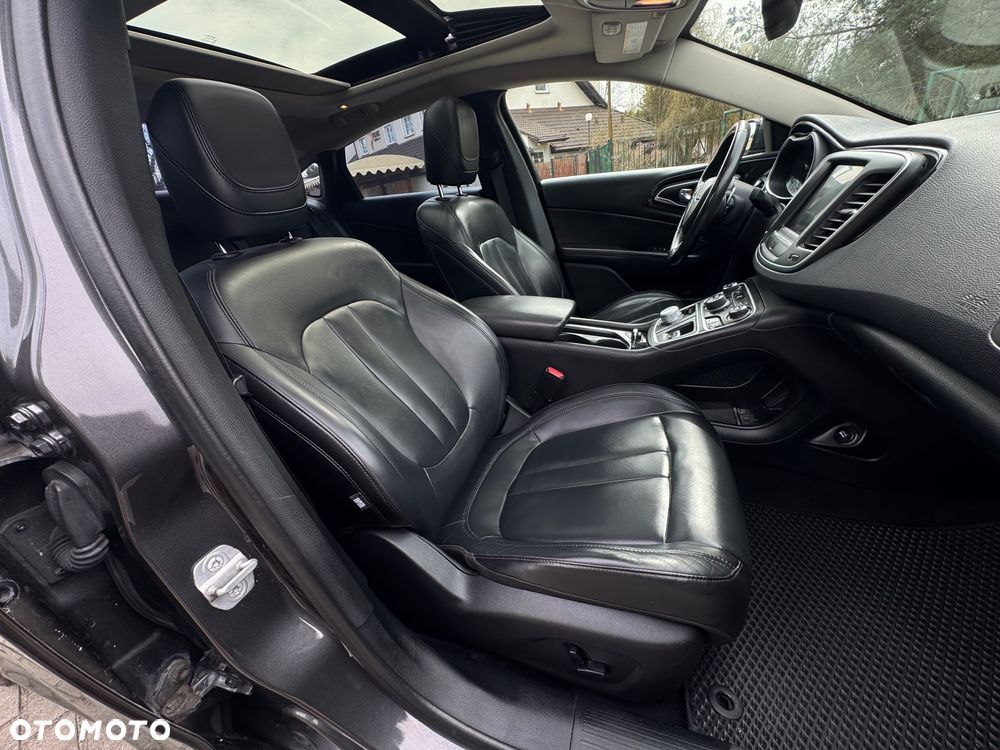 Chrysler 200 - 8