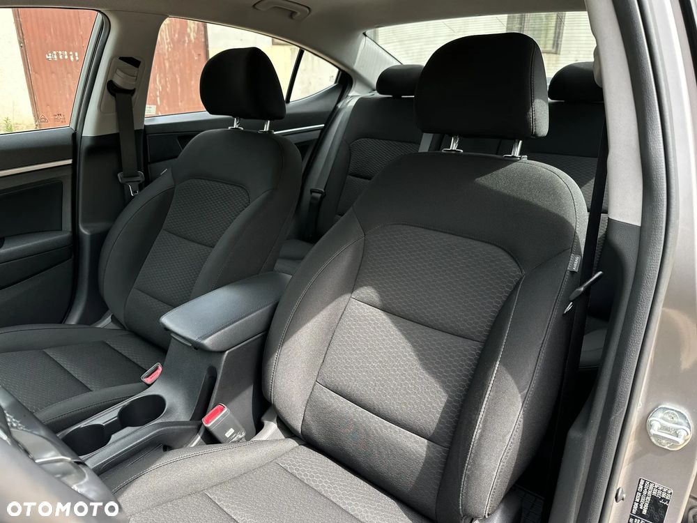 Hyundai Elantra 1.6 Comfort Premiere - 12