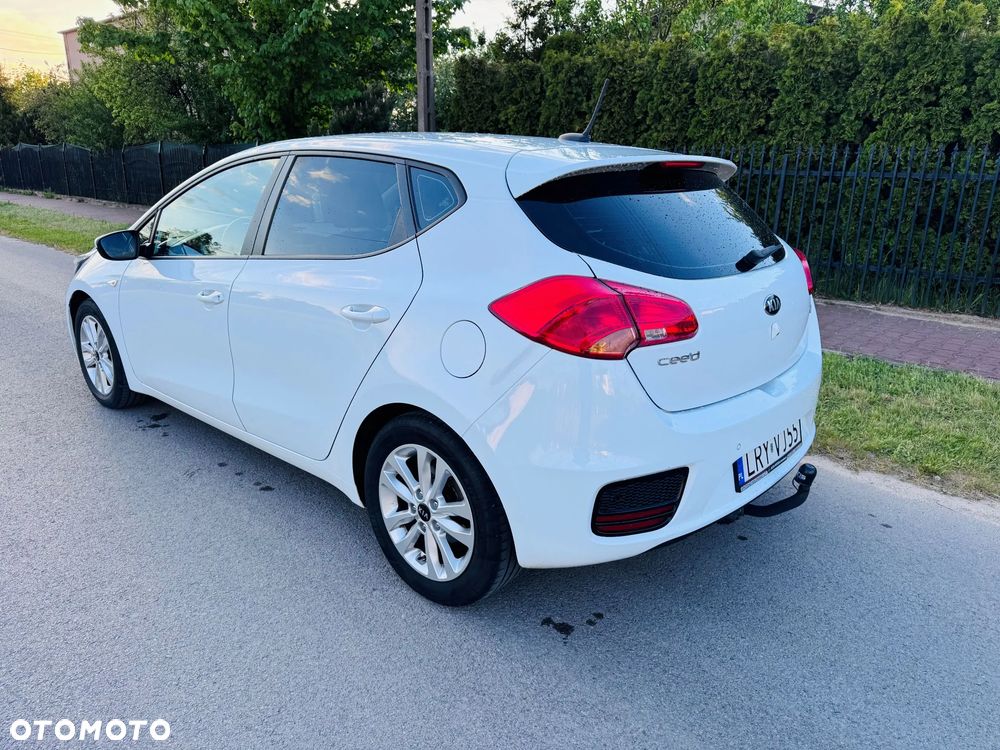 Kia Ceed 1.6 CRDi 136 ISG Dream Team Edition - 4