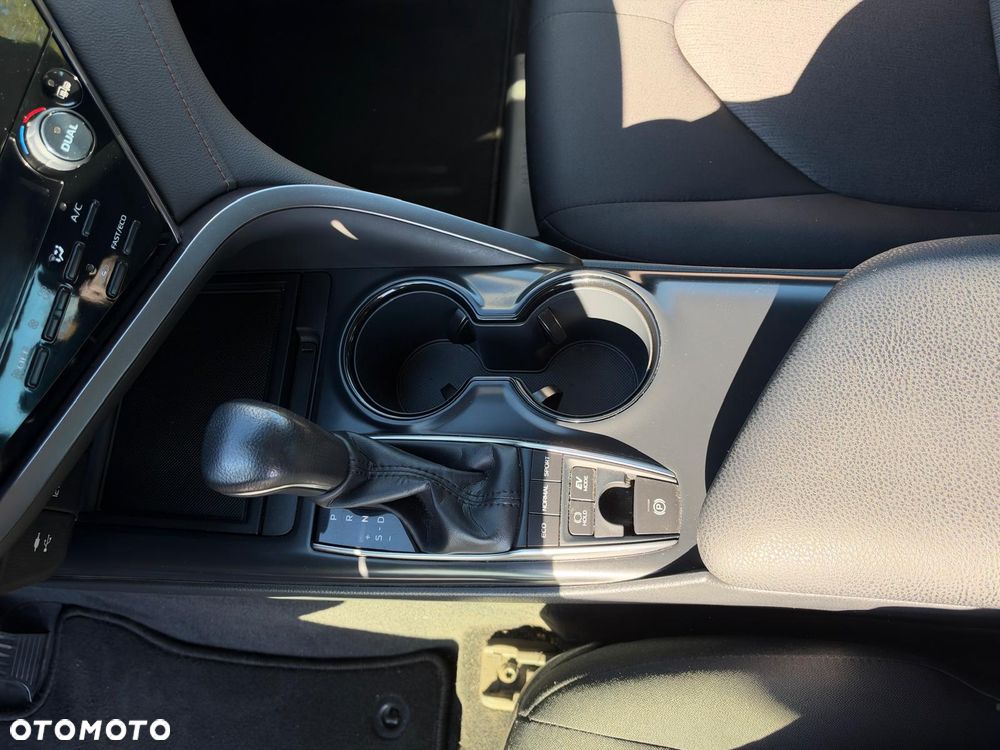 Toyota Camry 2.5 Hybrid Comfort CVT - 25