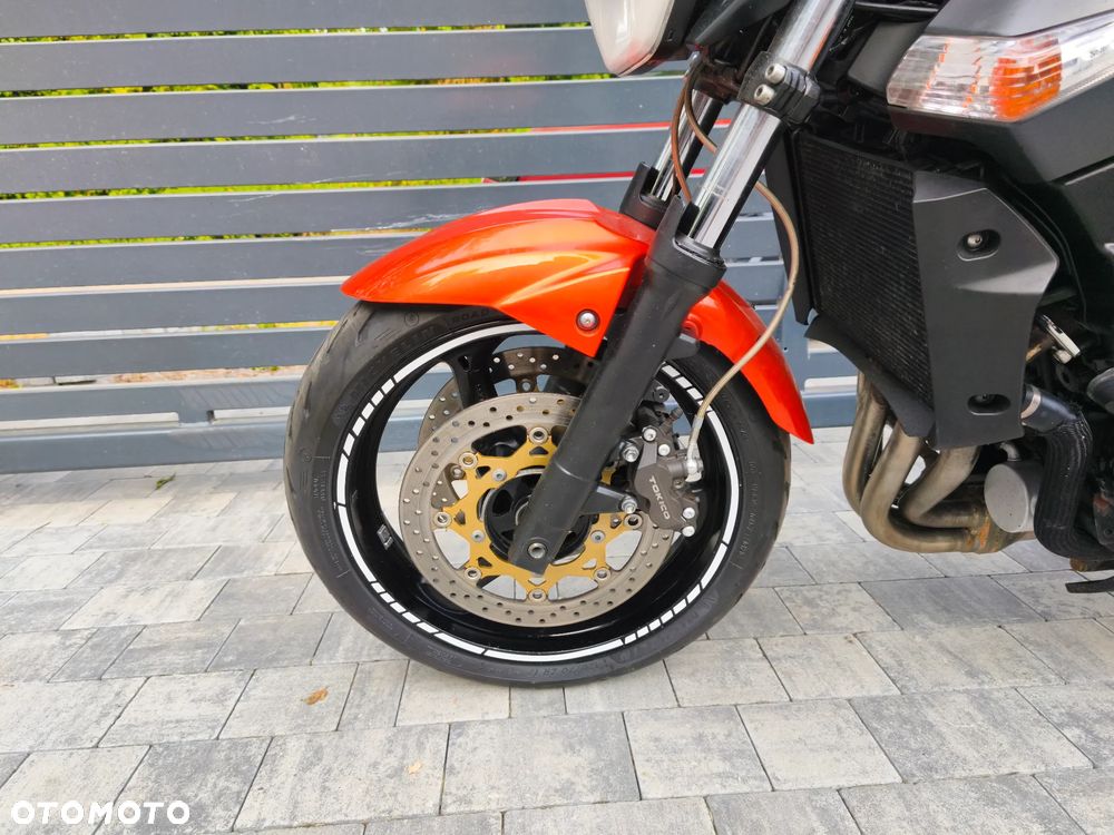 Suzuki GSR - 36