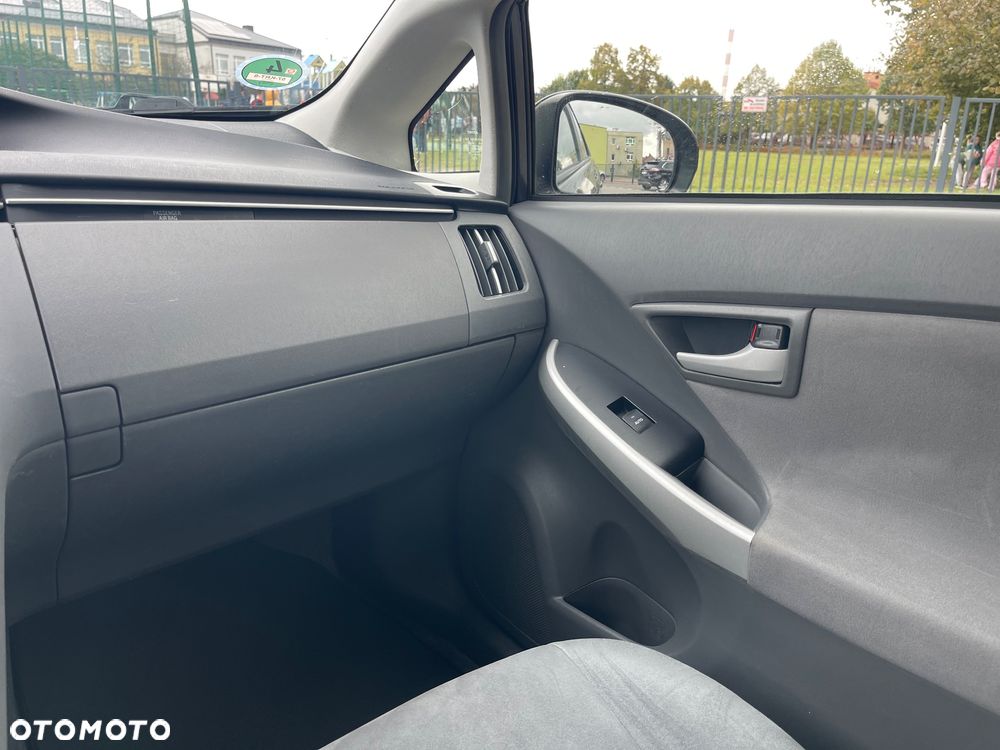 Toyota Prius 1.8 HSD Prestige - 12