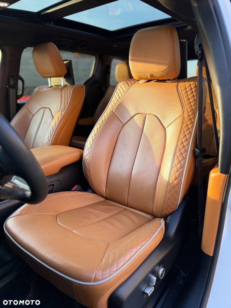 Chrysler Pacifica - 23