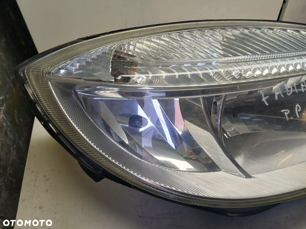 Skoda Fabia II Lampa przednia prawa - 5