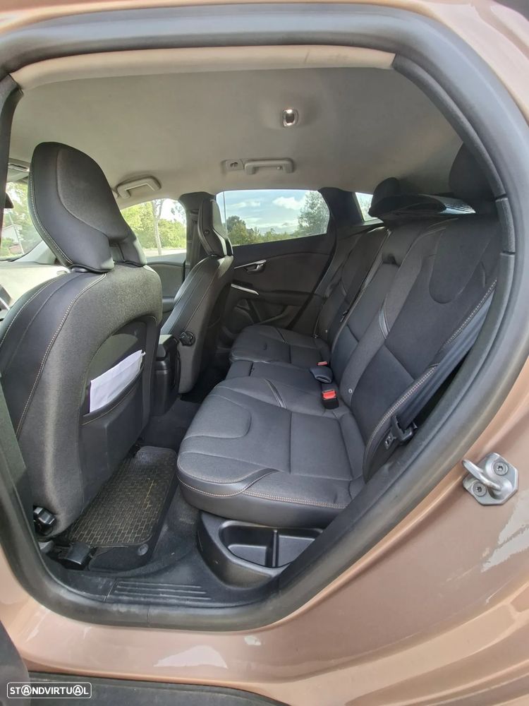 Volvo V40 Cross Country 2.0 D4 Momentum - 6