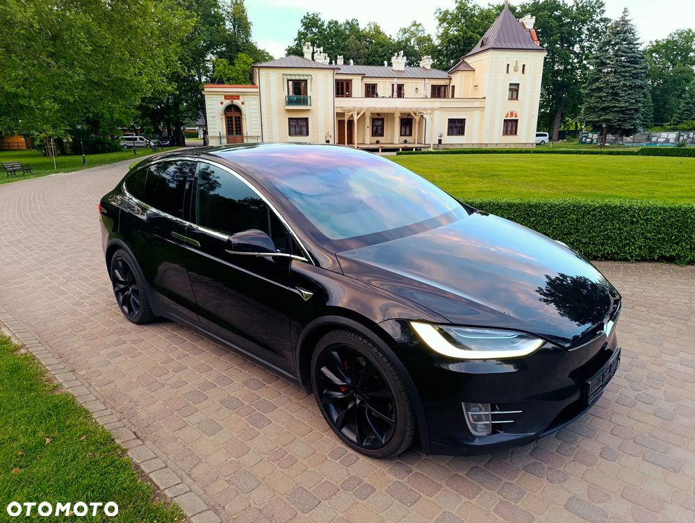 Tesla Model X - 10