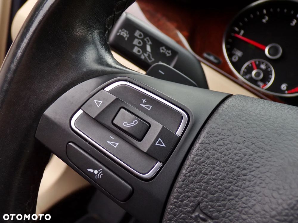 Volkswagen Passat 2.0 TDI DSG BlueMotion Technology Highline - 23