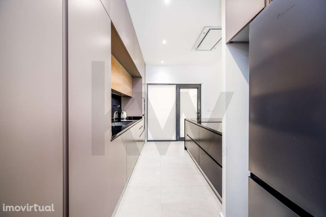 Moradia T4 isolada com generoso espaço exterior em Canelas - Grande imagem: 5/31