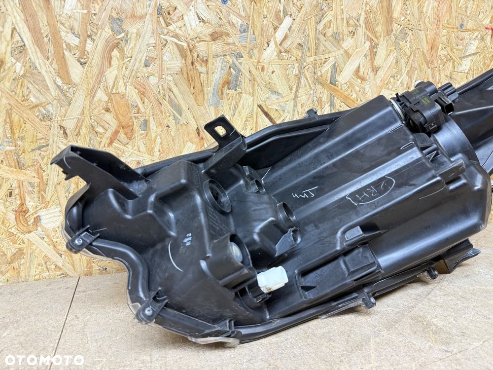 TOYOTA YARIS IV 2020- LAMPA PRAWY PRZÓD ZWYKŁA SOCZEWKA KOITO K0-6 EU - 7