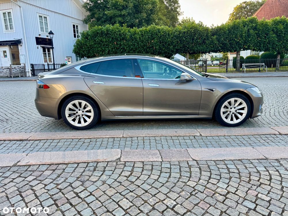 Tesla Model S - 7
