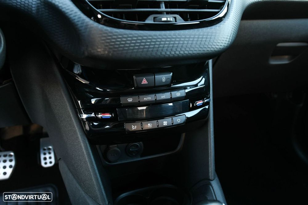 Peugeot 208 1.2 PureTech GT Line - 17
