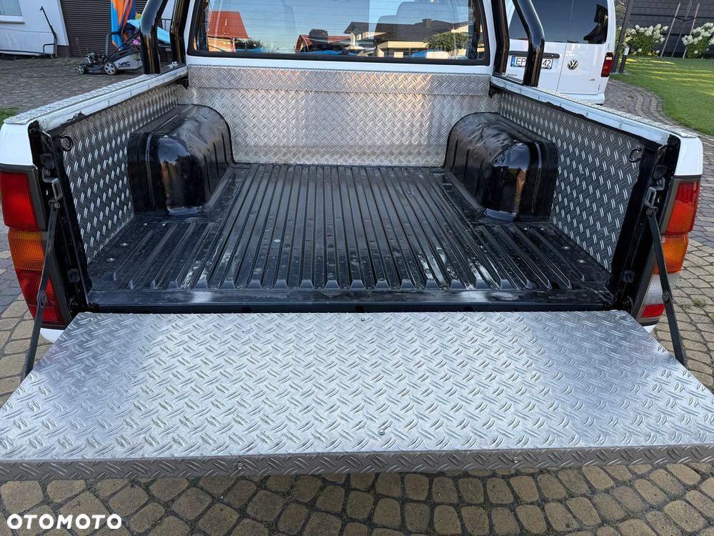 Nissan Pickup - 5