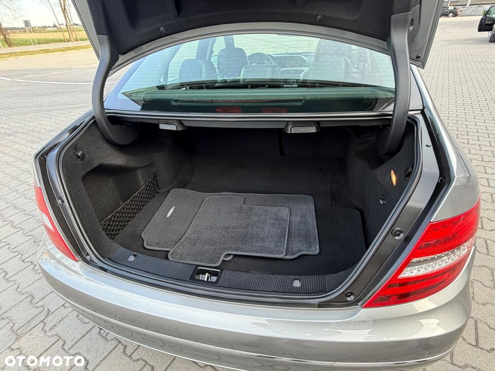 Mercedes-Benz Klasa C 180 CGI BlueEFFICIENCY Avantgarde - 39