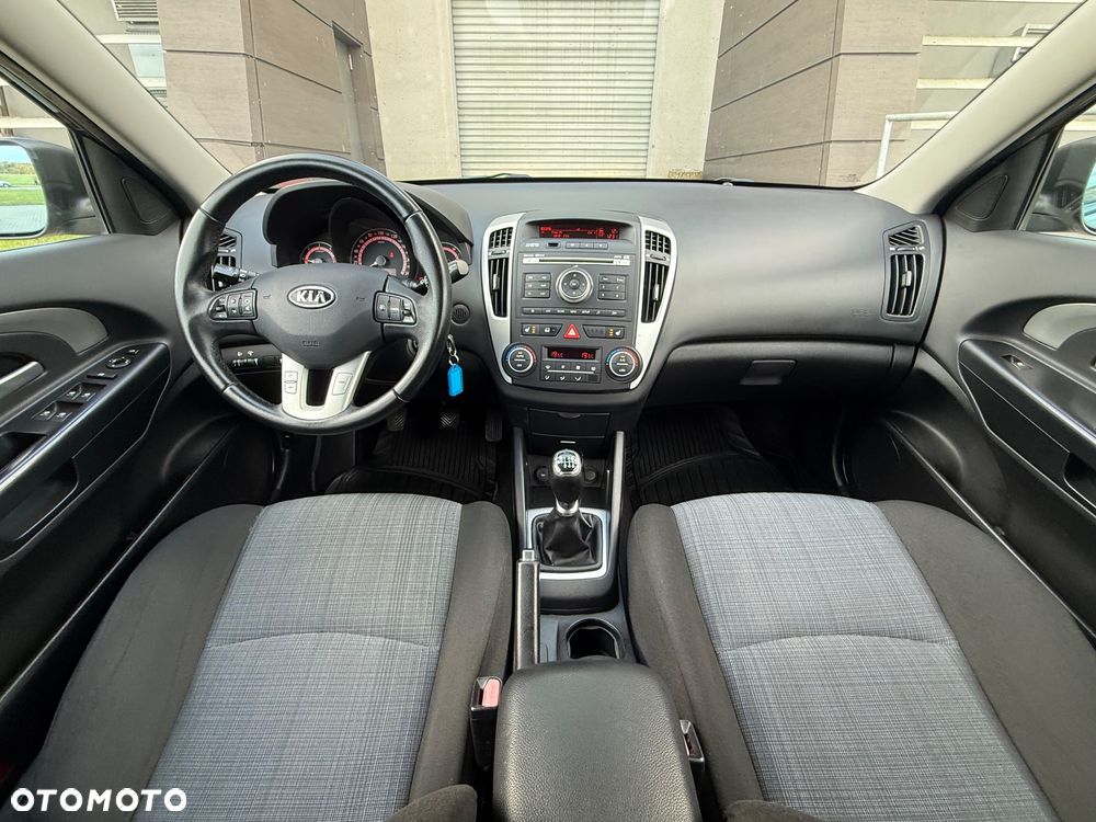 Kia Ceed ver-1-6-crdi-128-dream-team-edition - 24