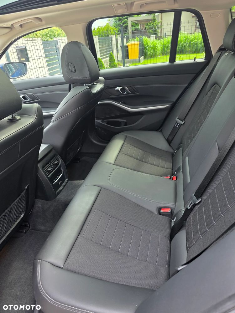 BMW Seria 3 318d mHEV - 15