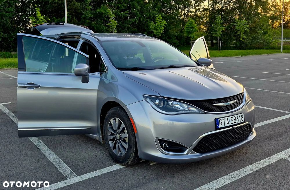 Chrysler Pacifica - 2