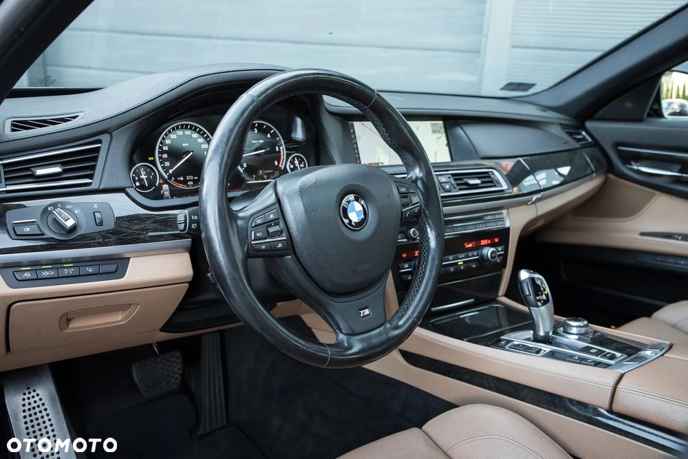 BMW Seria 7 740d xDrive - 38
