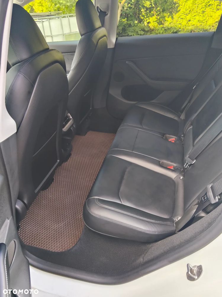 Tesla Model Y - 24