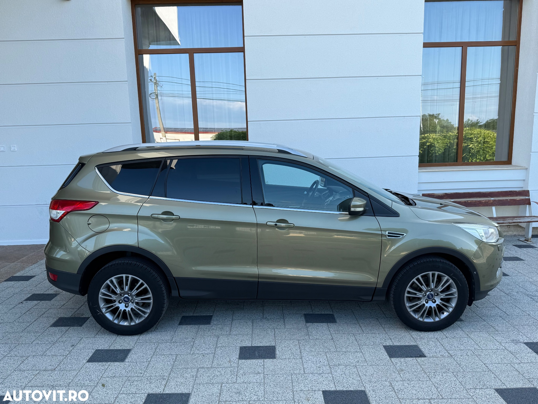 Ford Kuga 2.0 TDCi 4WD Powershift Titanium - 4