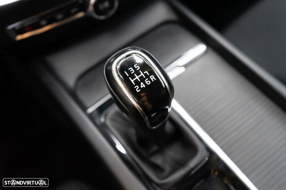 Volvo V60 2.0 D3 Momentum - 32