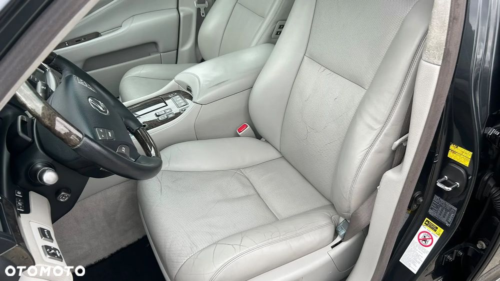 Lexus LS - 23