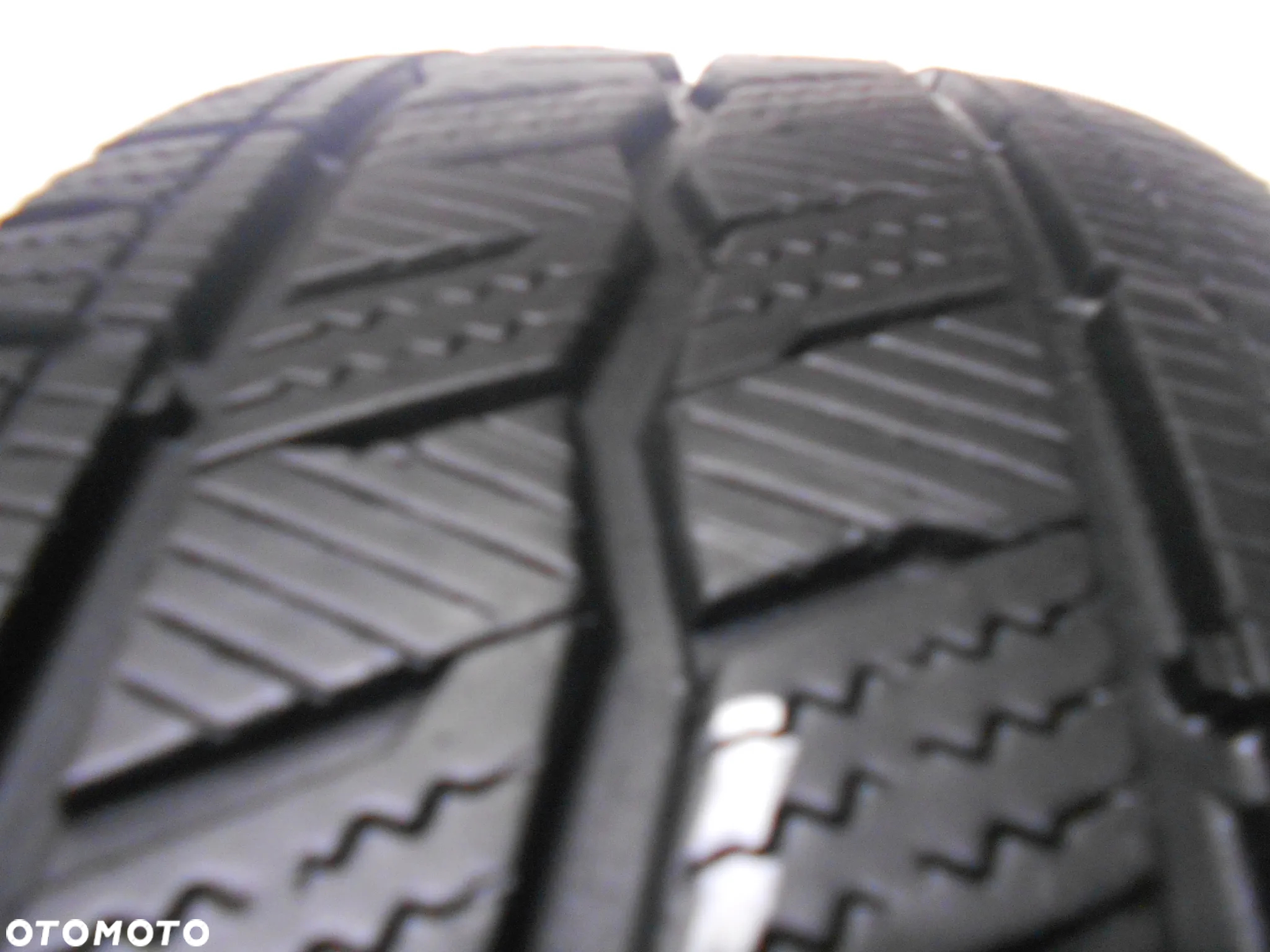 OPONA POJEDYNKA 215/65R15C  HANKOOK WINTER I*CEPT LV DOT 4422 8MM - 2