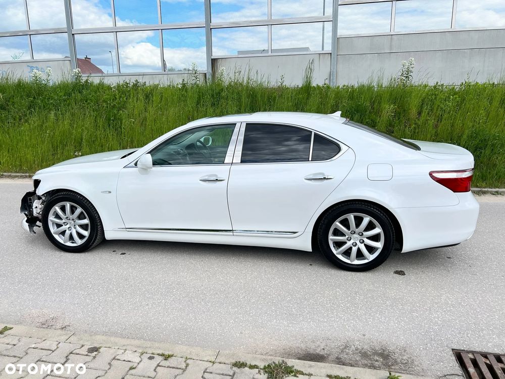 Lexus LS - 13