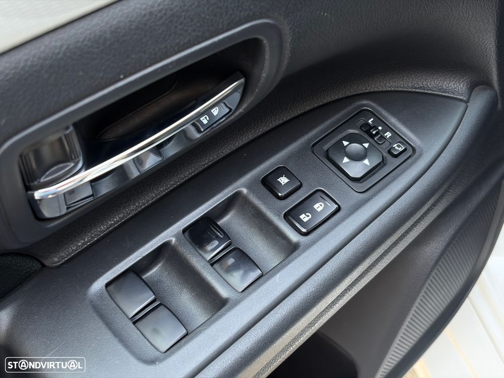 Mitsubishi Outlander 2.0 4WD - 29