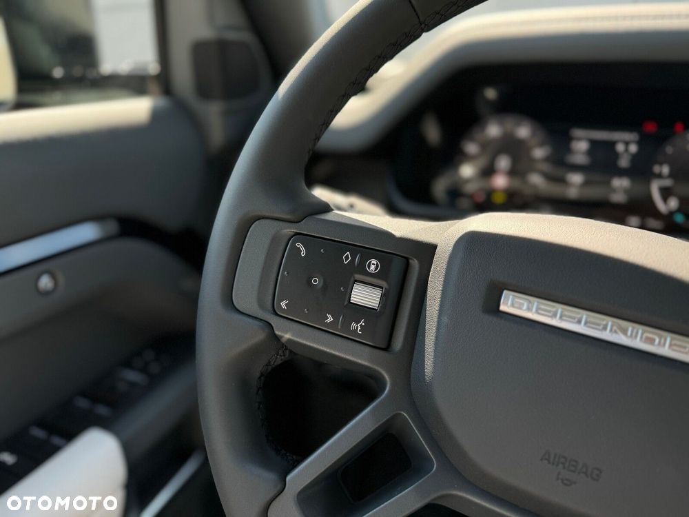 Land Rover Defender - 22