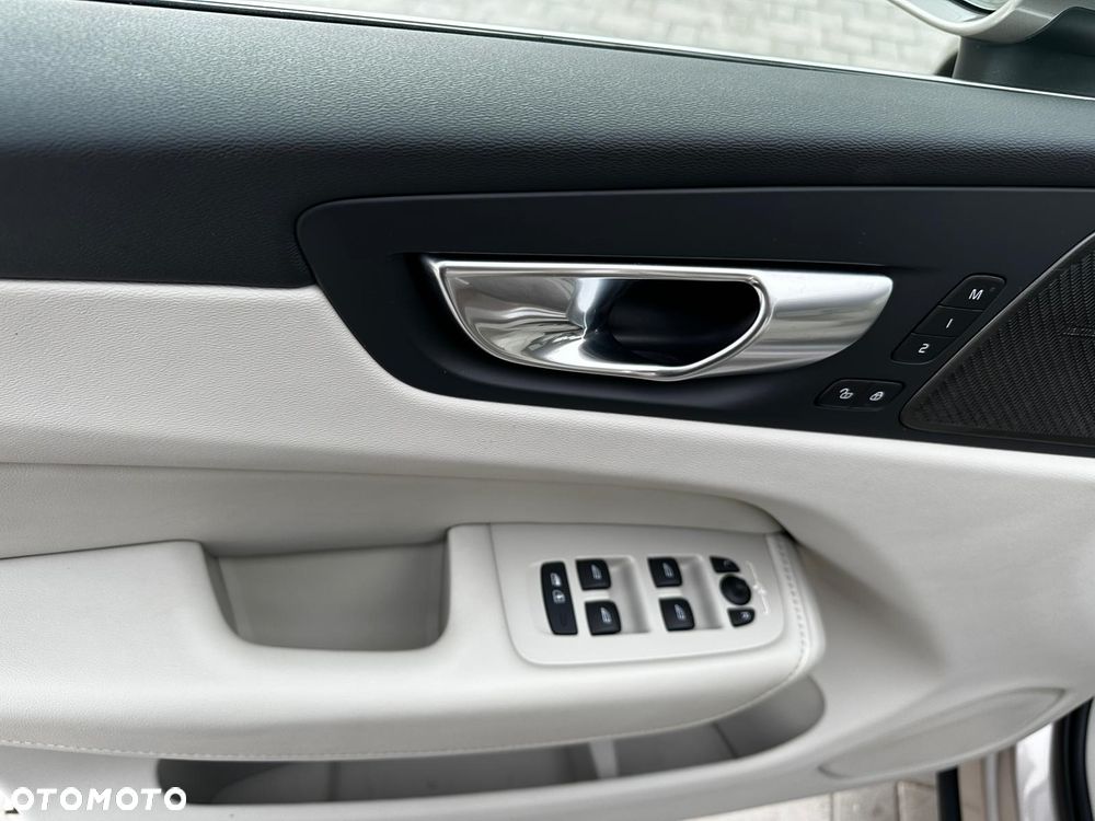 Volvo XC 60 B5 B AWD Plus Bright - 14