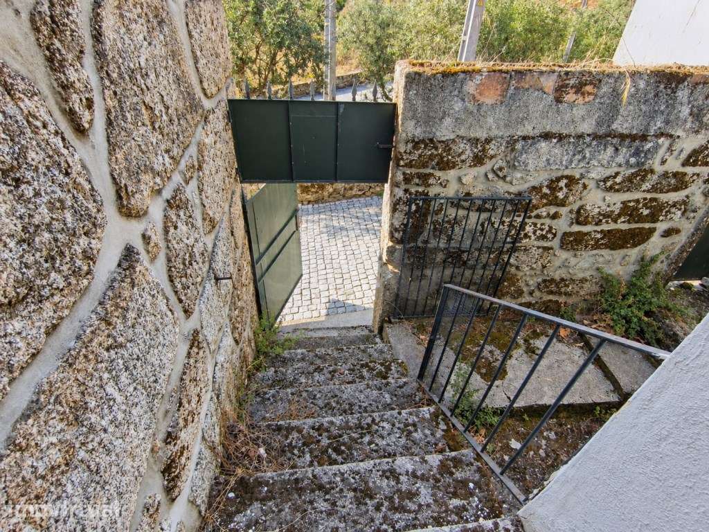 Moradia em granito com espaços para reinventar e muito potencial pa... - Grande imagem: 5/24