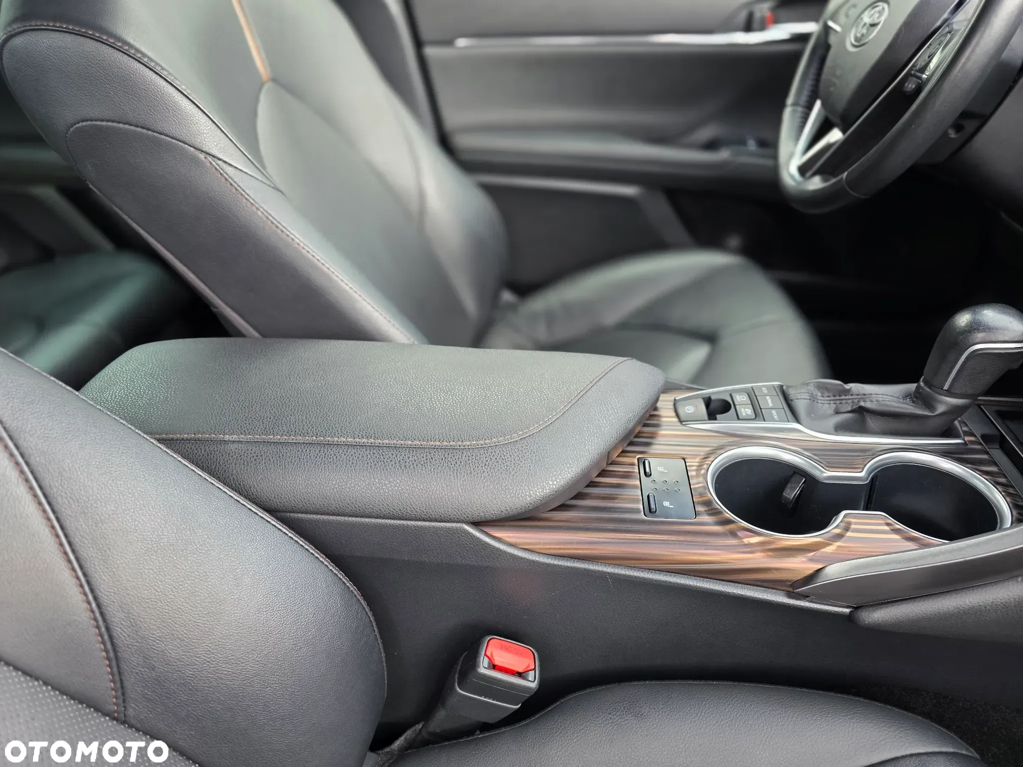 Toyota Camry 2.5 Hybrid Executive CVT - 25