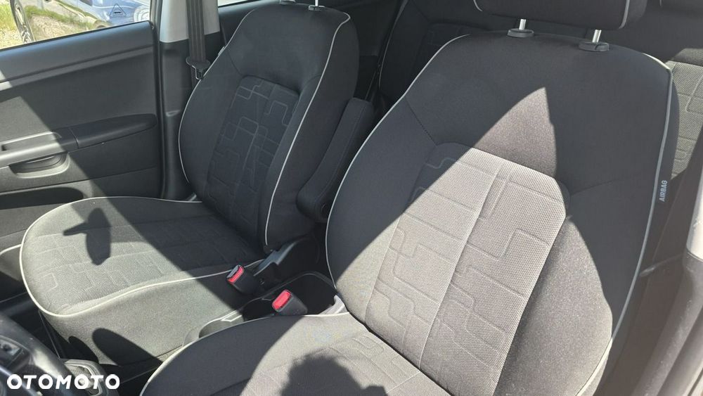 Kia Venga - 10
