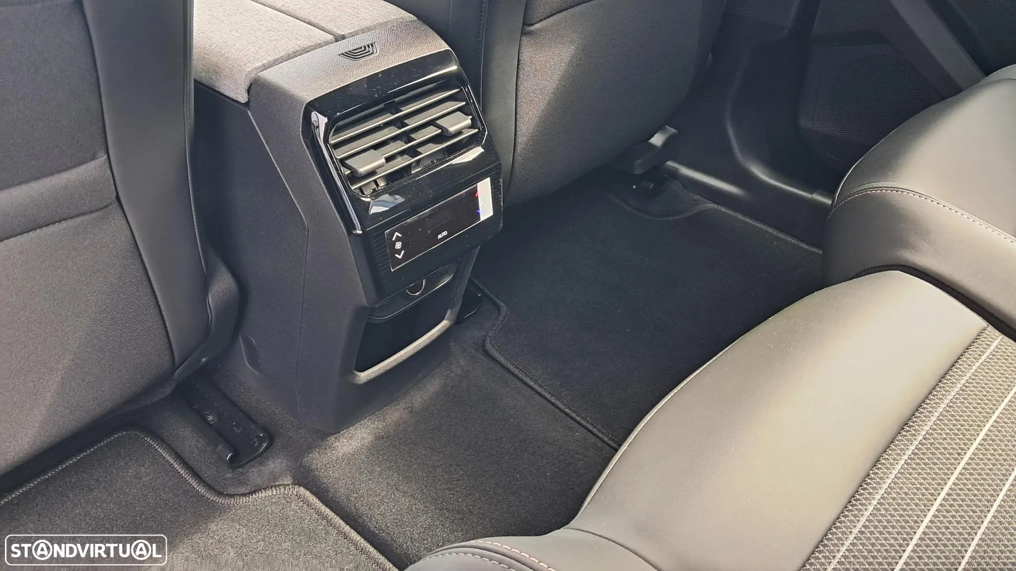 Peugeot E-5008 73 kWh Allure - 16