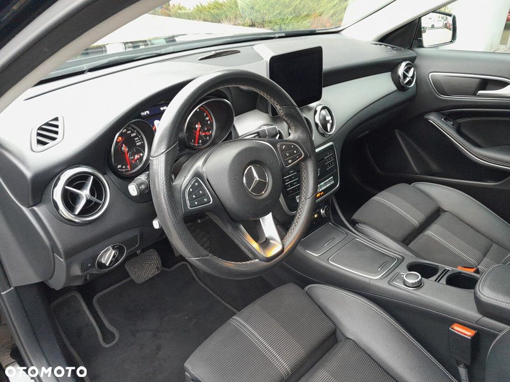 Mercedes-Benz GLA 200 7G-DCT Urban - 13