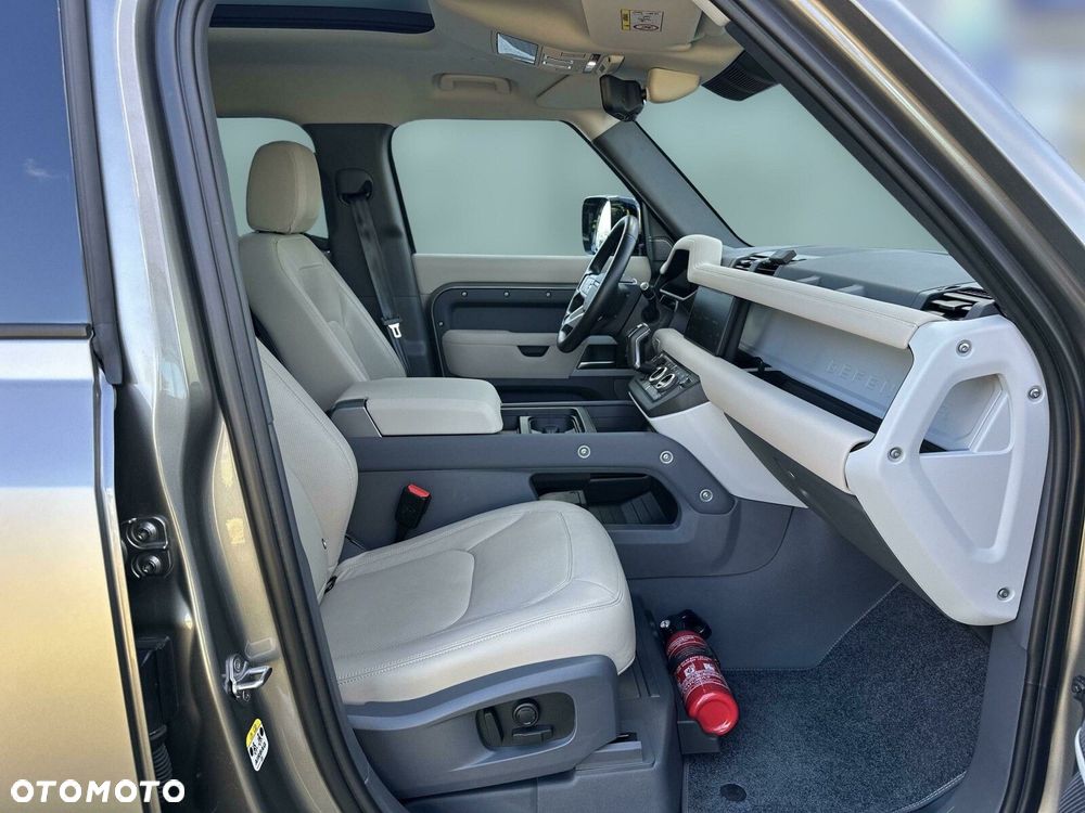 Land Rover Defender - 11