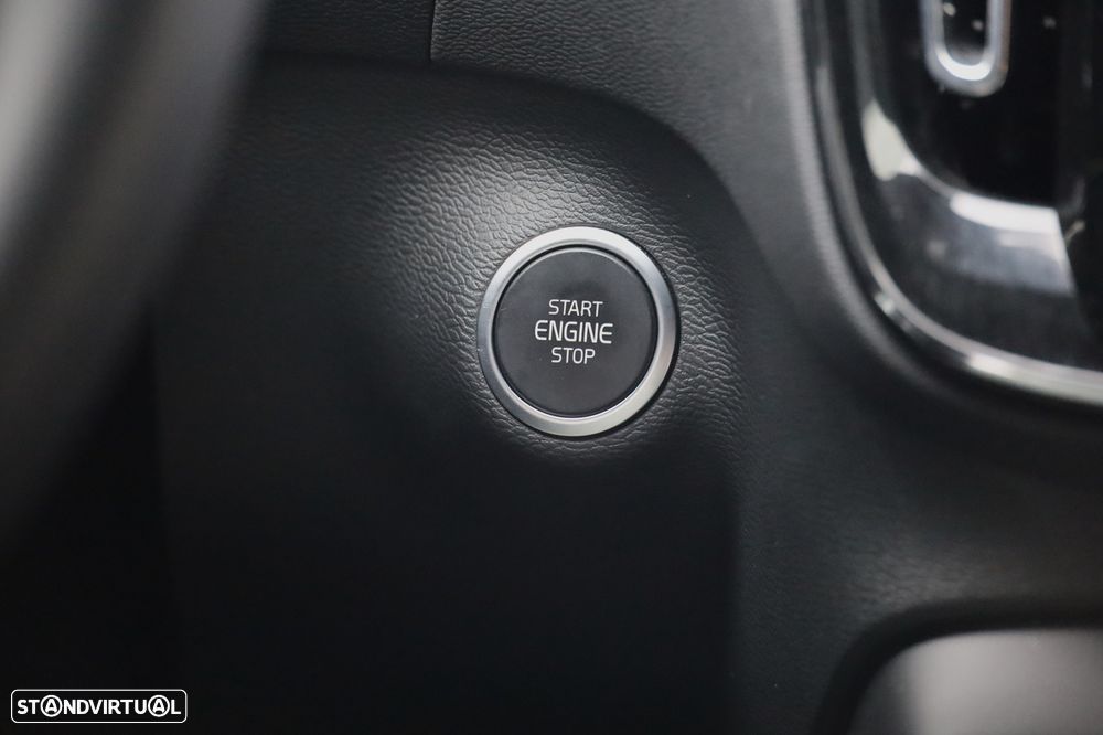 Volvo XC 40 2.0 B3 Plus Dark - 19