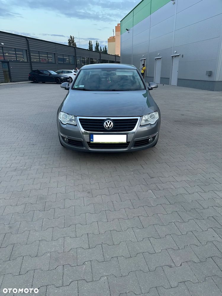 Volkswagen Passat - 1