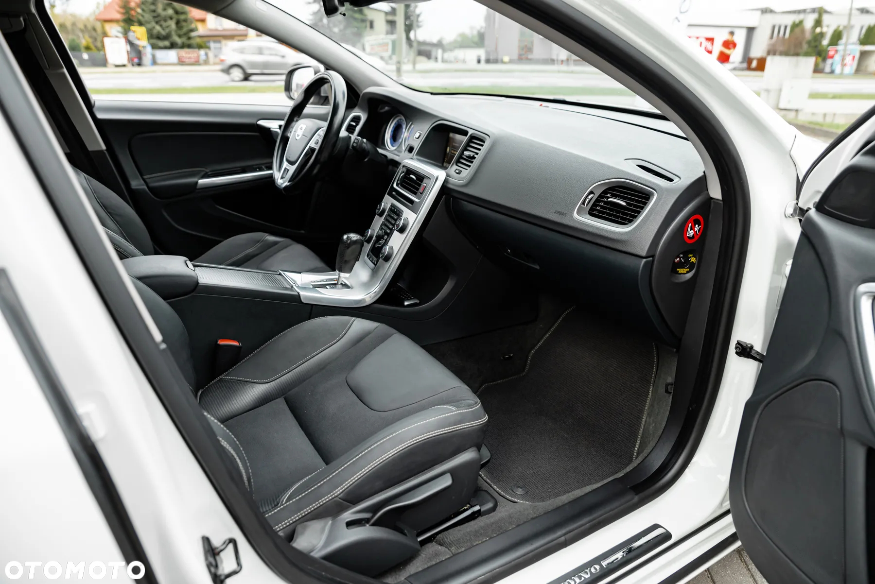 Volvo V60 D5 AWD R-Design - 35