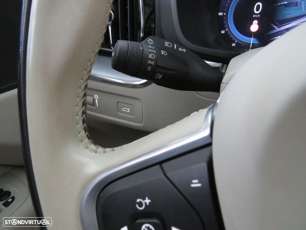 Volvo XC 60 2.0 B4 Momentum Plus - 22