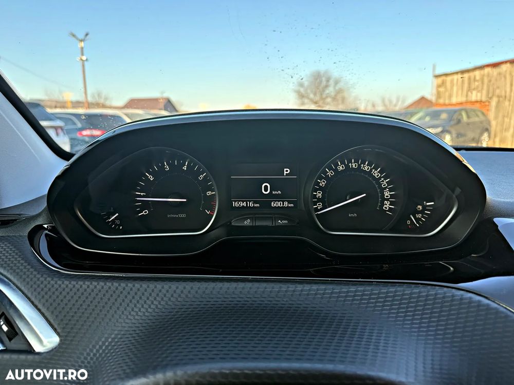 Peugeot 208 - 10